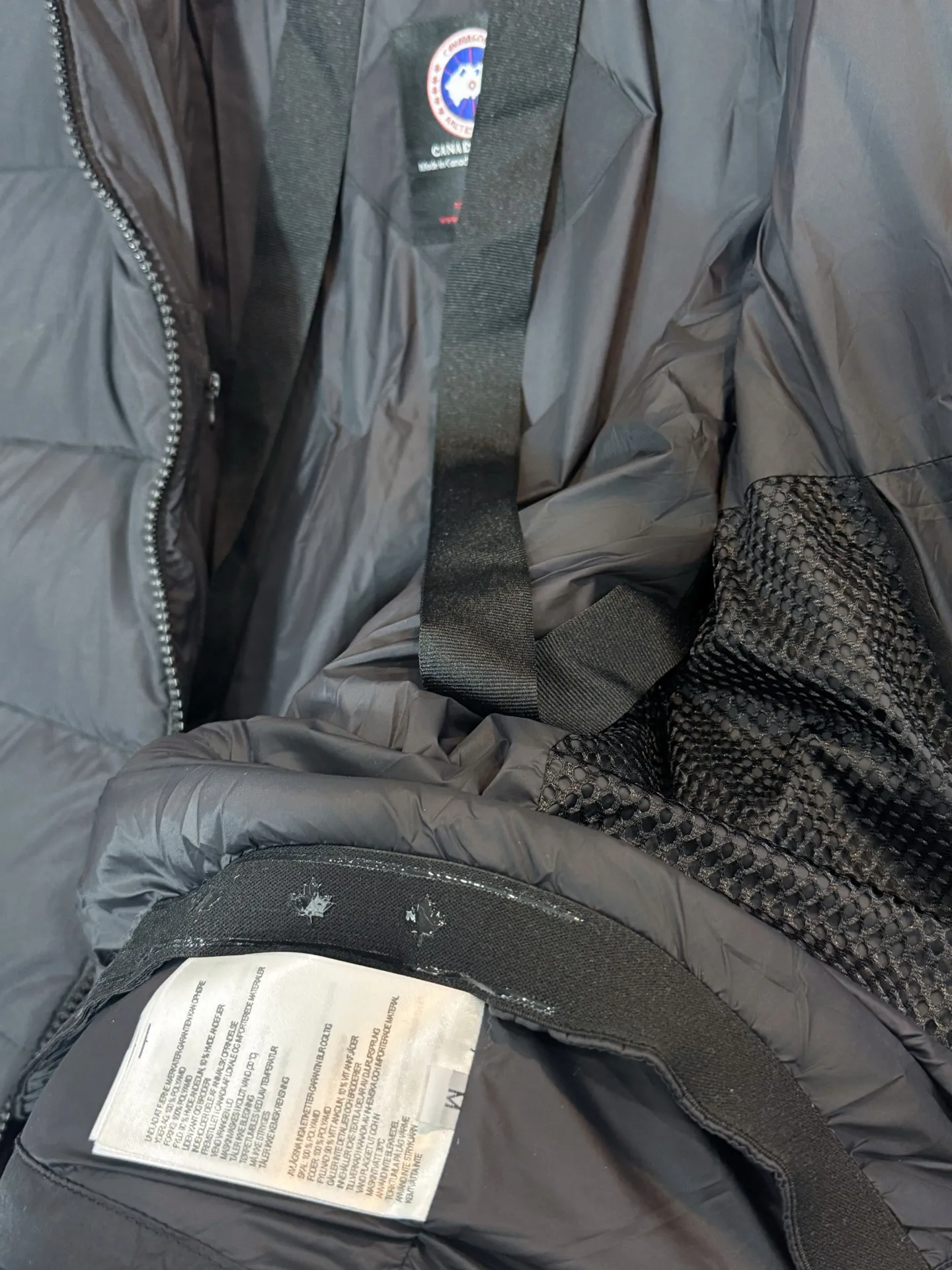 P730 model number: HE418 Canada Goose-Canada Goose hooded sleeves small label down jacket The fabric is made of high-density pure cotton gauze fabric, with a delicate and smooth feel. The inner filling is made of 50% white duck down, which has high fullness and good thermal insulation effect in winter. You can survive the winter in one piece of clothing. The original goose black label is sewn on the chest, and the nameplate letters and blouson sleeves are sewn on the cuffs to prevent winter wind.  Color: Picture Color Size: 1 2 3 4 Top! Canada 🦢➡️Canada Goose hooded reflective stripe down jacket has always been recognized as the warmest down jacket. Various Instagram celebrities, Internet celebrities, and celebrities often wear it for street photos. I do Canada Goose every year, but I still can’t get rid of my love for the geese. No matter how cold the weather is, there is no need to be afraid, because there are geese!  Down: 80% white duck down filling (real) 400 grams of down filling! Perfect fluffiness. Accessories: A full set of customized accessories. Canada Goose is the legendary warmest down jacket and is known as a must-have for Arctic outdoor sports! The most popular down jacket in the world, celebrities are rushing to buy it, it is a must-have!  Unisex Color: Black Size: M L